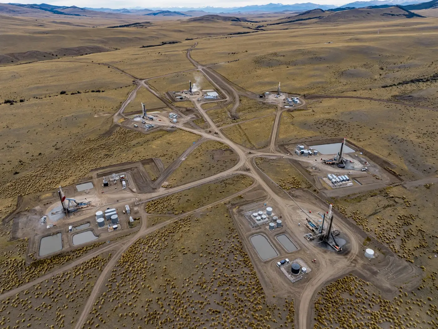 Vista aérea de caminos de acceso y plataformas de perforación en la estepa patagónica